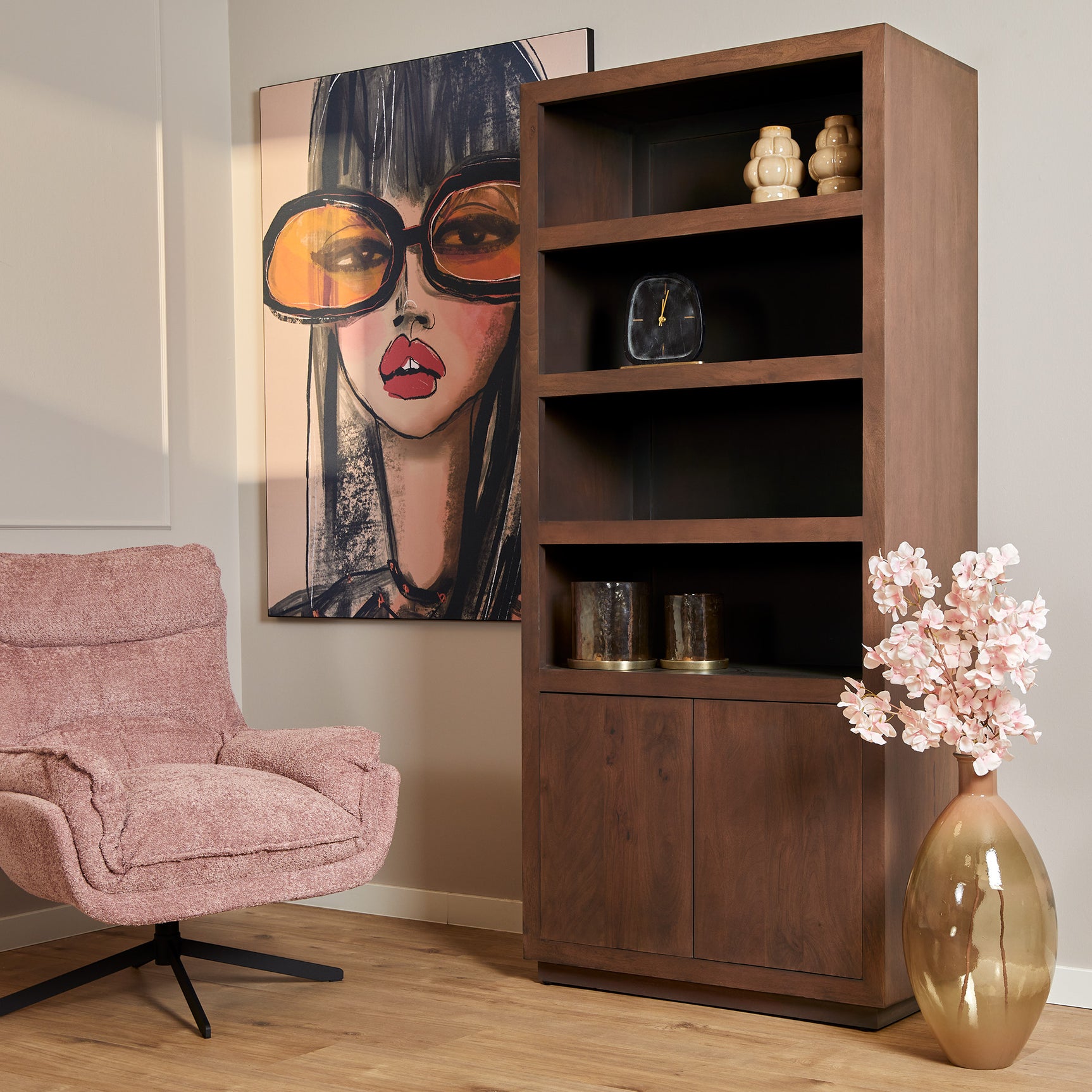 Walnootkleurige salontafel met open schappen en een kastdeur onder