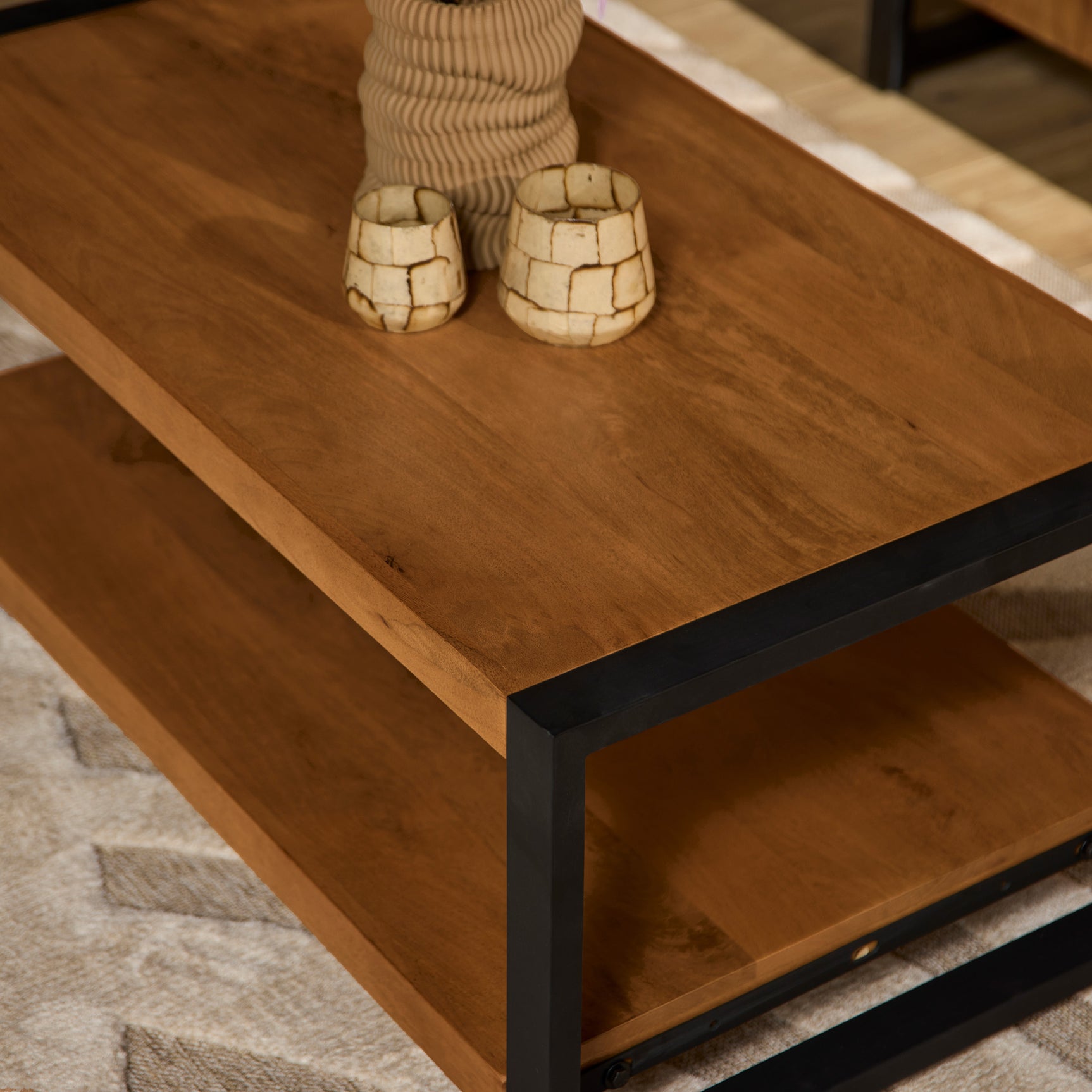 Salontafel met onderblad: houten bovenblad en plank, zwart frame