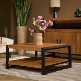 Salontafel met houten blad en zwart metalen frame, met onderplank