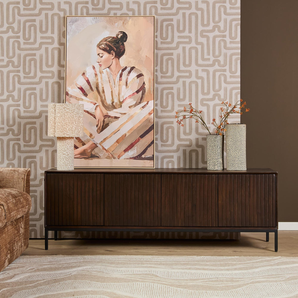 Tv-meubel met donkerbruine lamellenfronten, open middenvak en lage pootjes