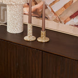 Tv-meubel Madison Brown bruin met glad blad en verticale ribbelpanelen aan de voorkant