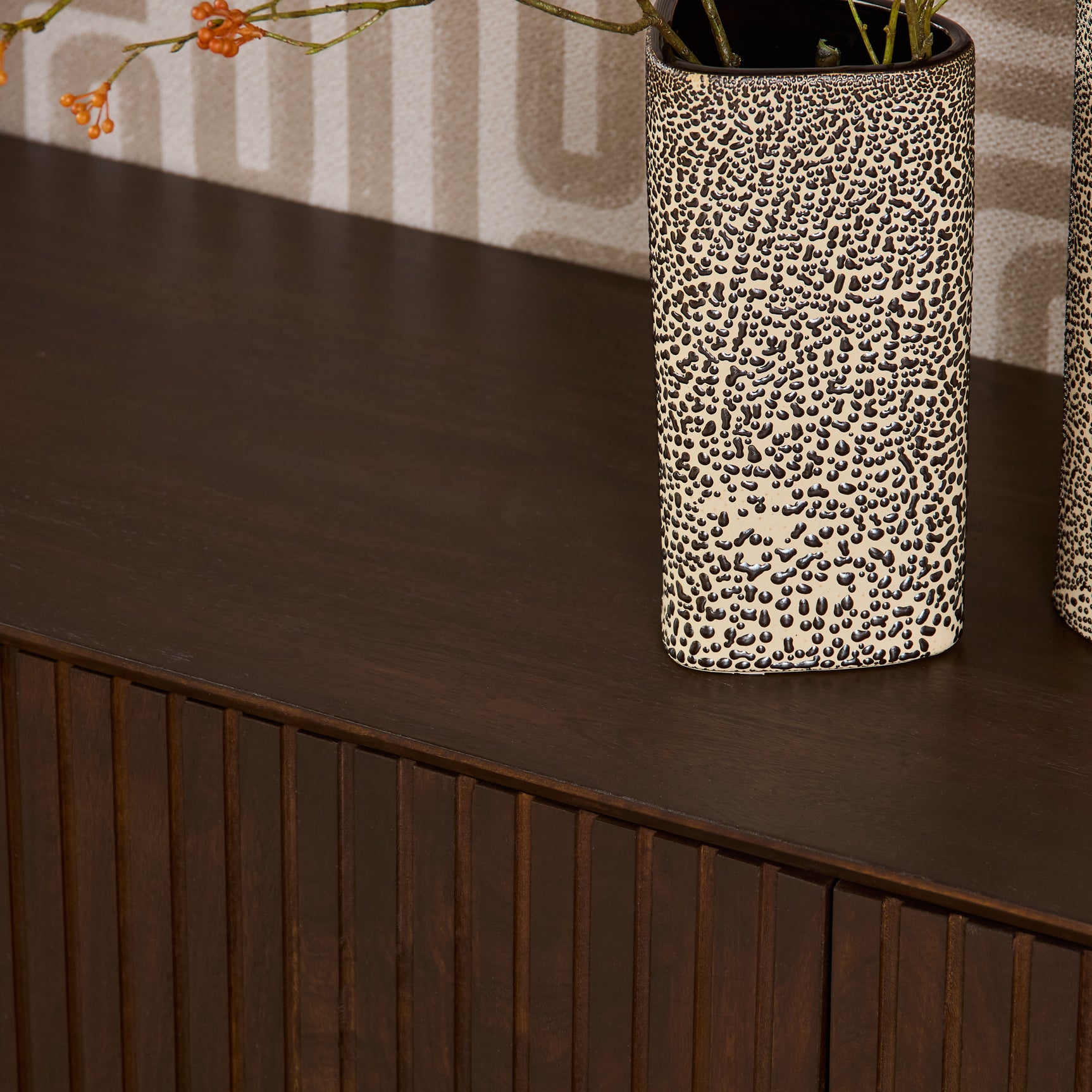 Tv-meubel Madison Brown bruin frontpaneel met verticale ribbels en lage onderrand