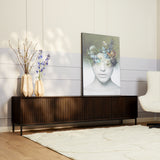 Tv-meubel Madison met donkerbruin houten front en decoratieve verticale lamellen, staande op pootjes.