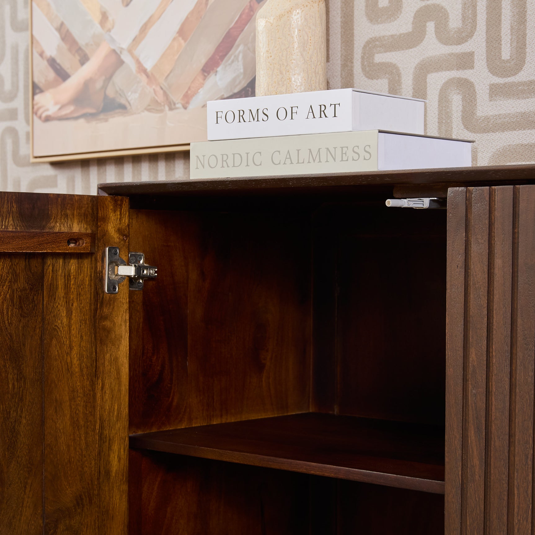 Bruin dressoir met open binnenruimte en draaideur met metalen scharnier