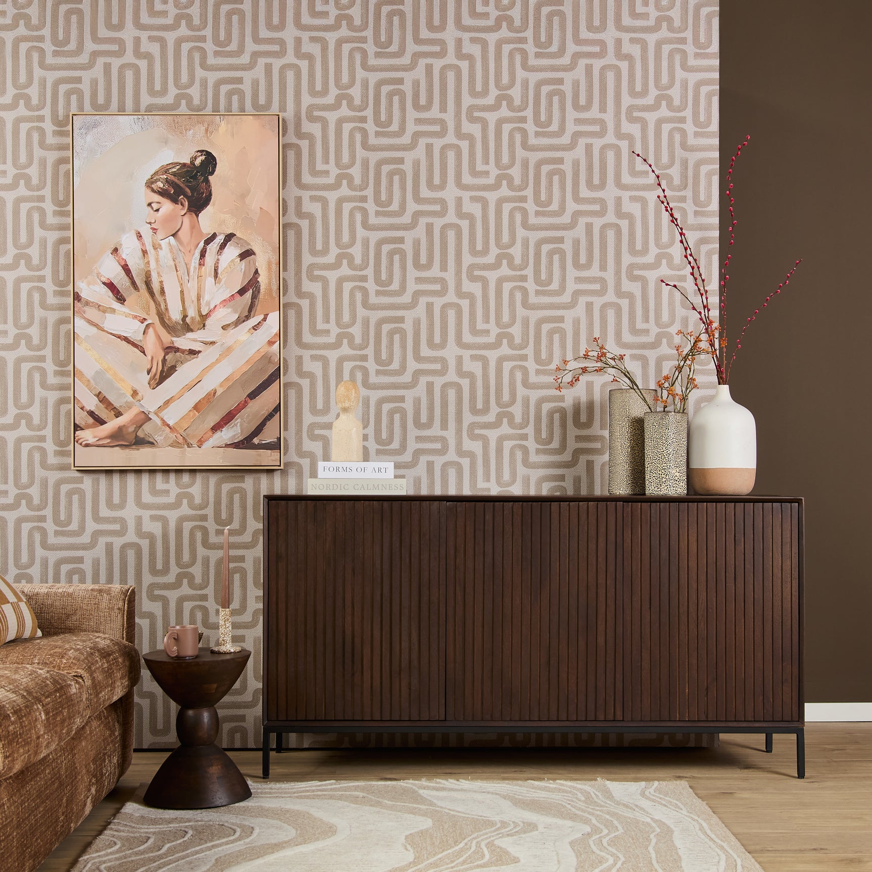 Bruin dressoir met verticale ribben, twee deuren en houten bovenblad
