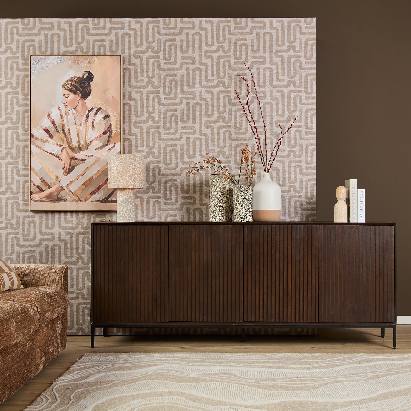 Dressoir met geribbelde middenpanelen en smalle verticale lijnen, donkerbruin.