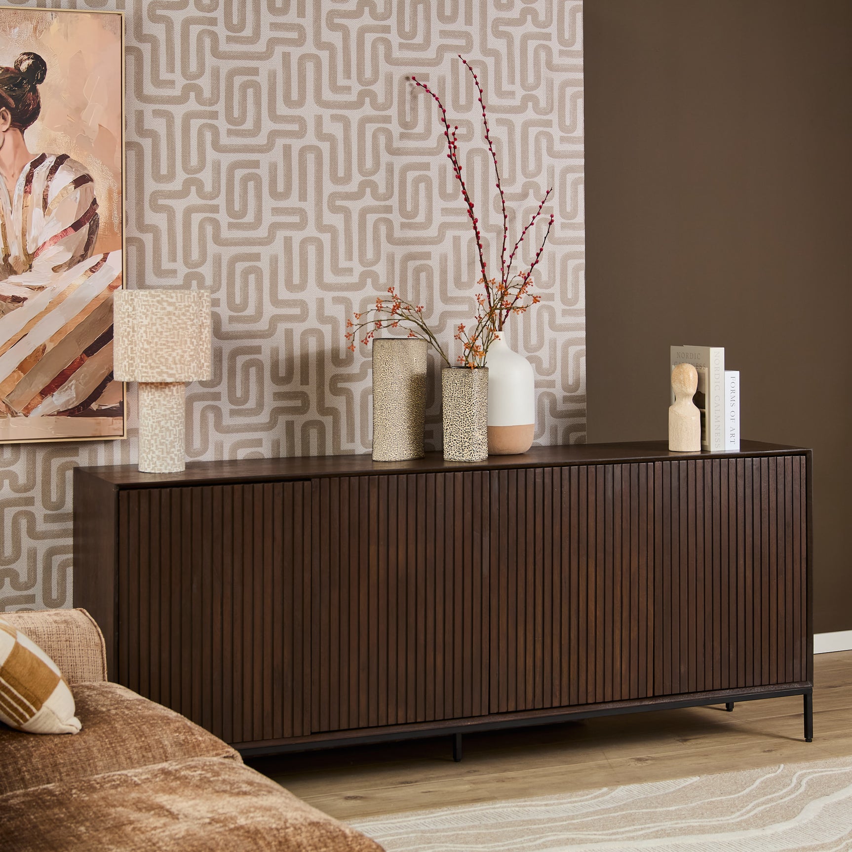 Dressoir met twee deuren en verticale ribbels, donkerbruin hout, lage poten.