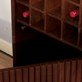 Close-up bruine wijnkast met vakken en rode flessen in rooster, onderzijde met latten