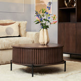Ronde salontafel van donkerbruin hout met lamellen, rond blad en slanke poten