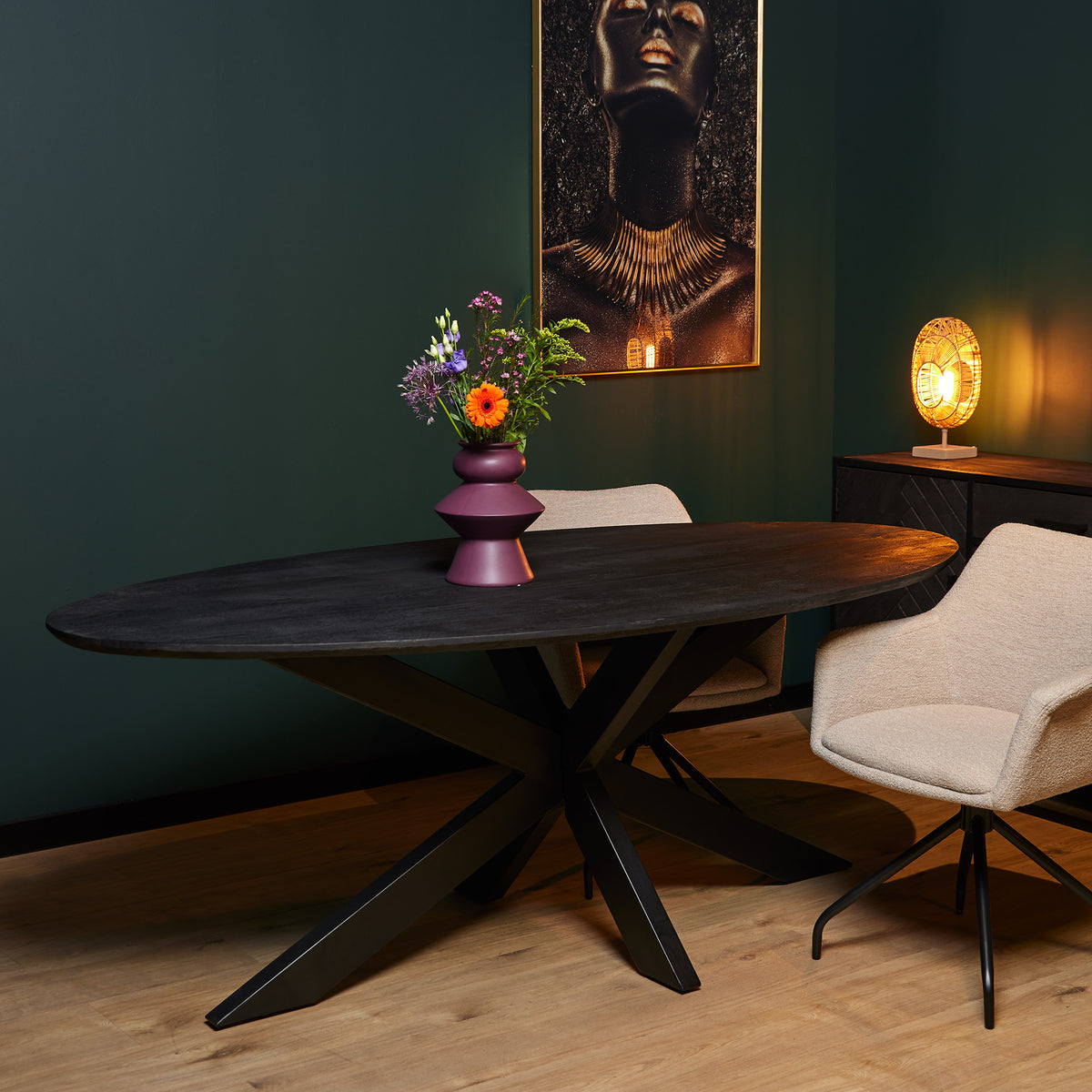 Ovale eettafel met donker houten blad en zwart X-onderstel, royaal formaat
