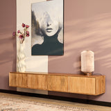 Zwevend tv-meubel Madison in naturel hout met geribbelde front aan de muur