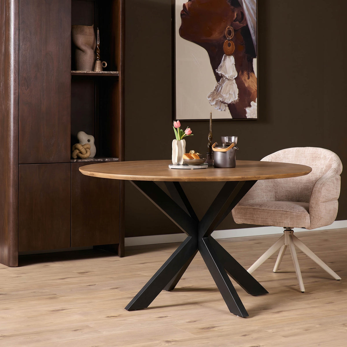Ronde eettafel met naturel blad en zwart kruispootonderstel