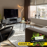 Tv-meubel met middenvak en laden; zwarte fronten met ruitmotief en open opbergruimte