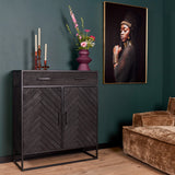 Kast met twee deuren en lade, zwart/grijs houtlook met ruitmotief op paneel.