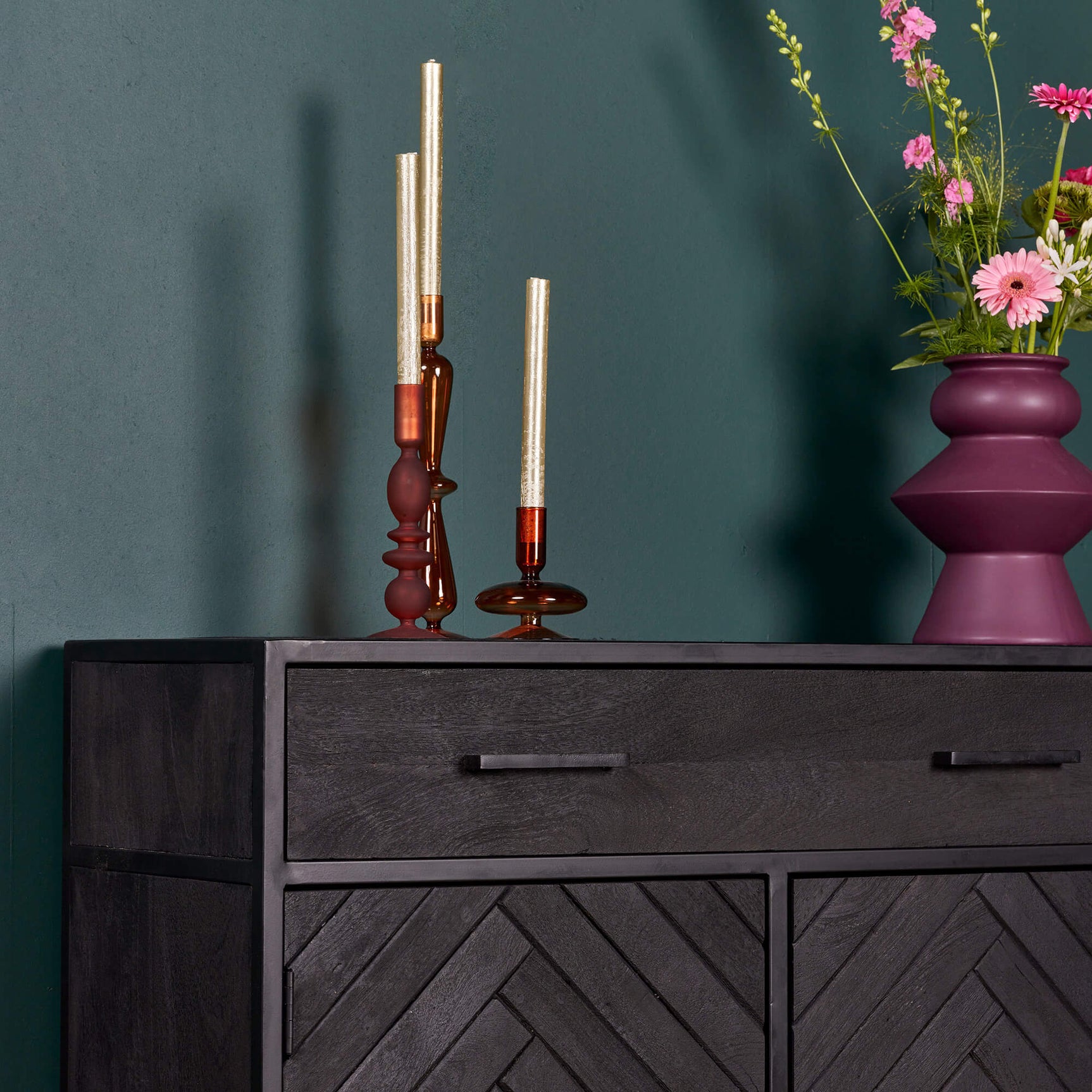 Kastlade met greeplijst en twee delen met ruitmotief, zwart/grijs houtlook.