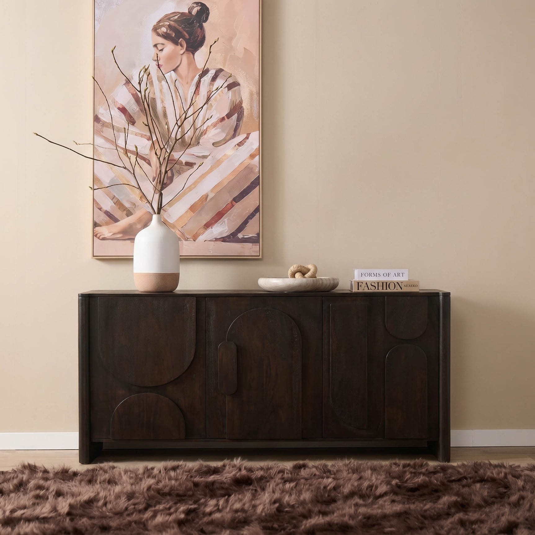 Donkerhouten dressoir Zana met 3 deuren en sierlijke ronde panelen, 160 cm