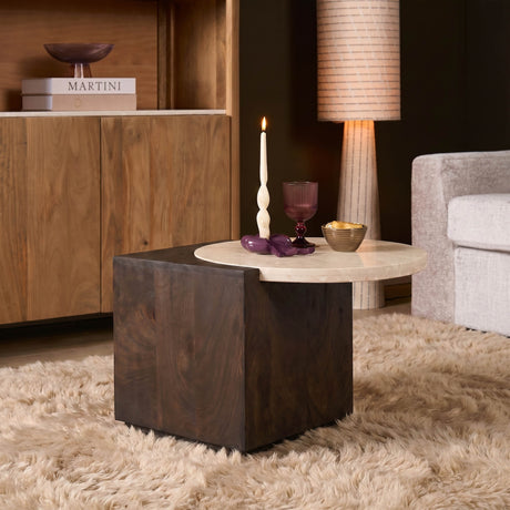 Bijzettafel met rond blad, kaars en decoraccessoires erop; houtlook onderstel