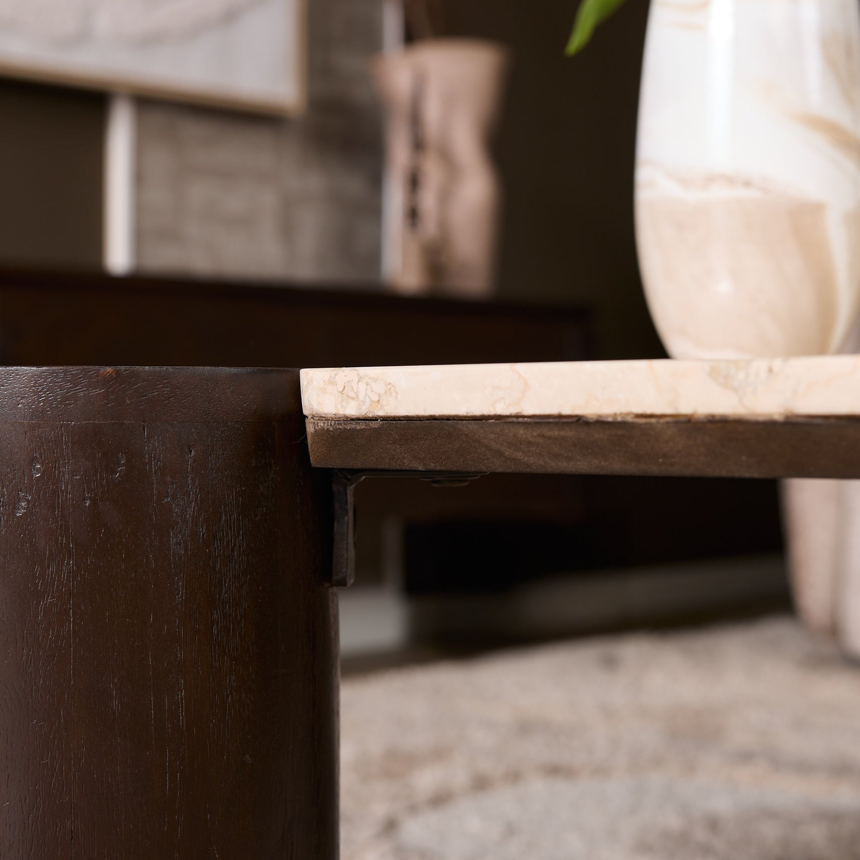 Salontafel Maeve close-up: donkerhouten poot en lichtbeige bladrand