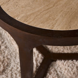 Bijzettafel met donker houten poot en rond beige blad, close-up