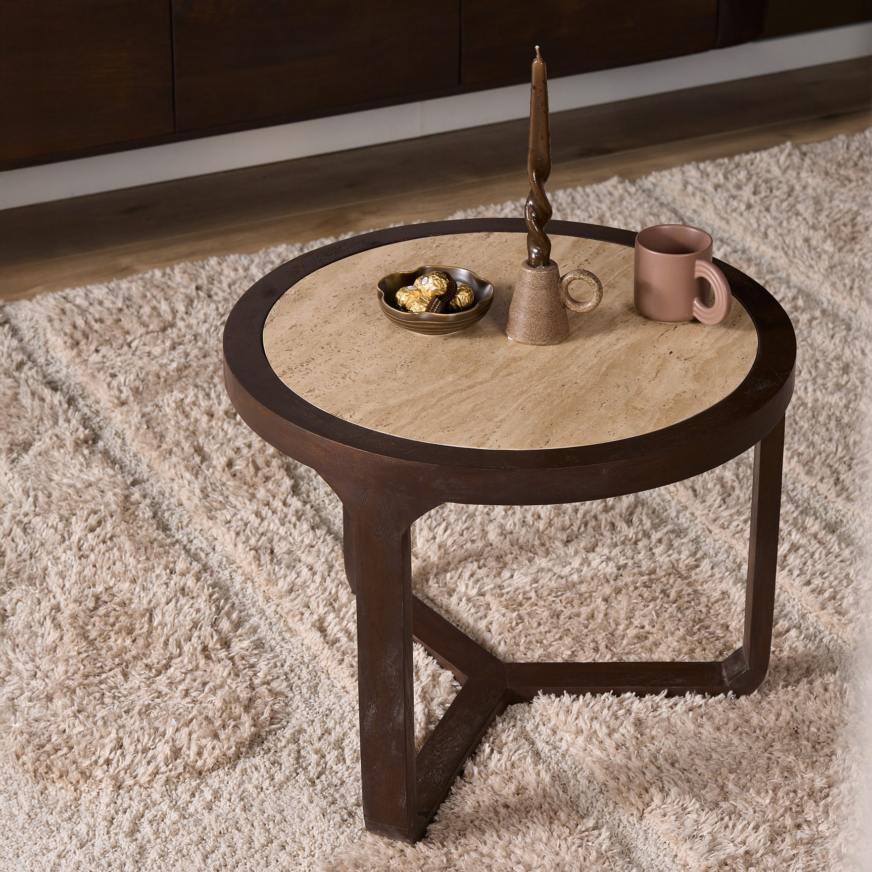 Bijzettafel met rond beige blad en donkerhouten poten, met decor op het blad