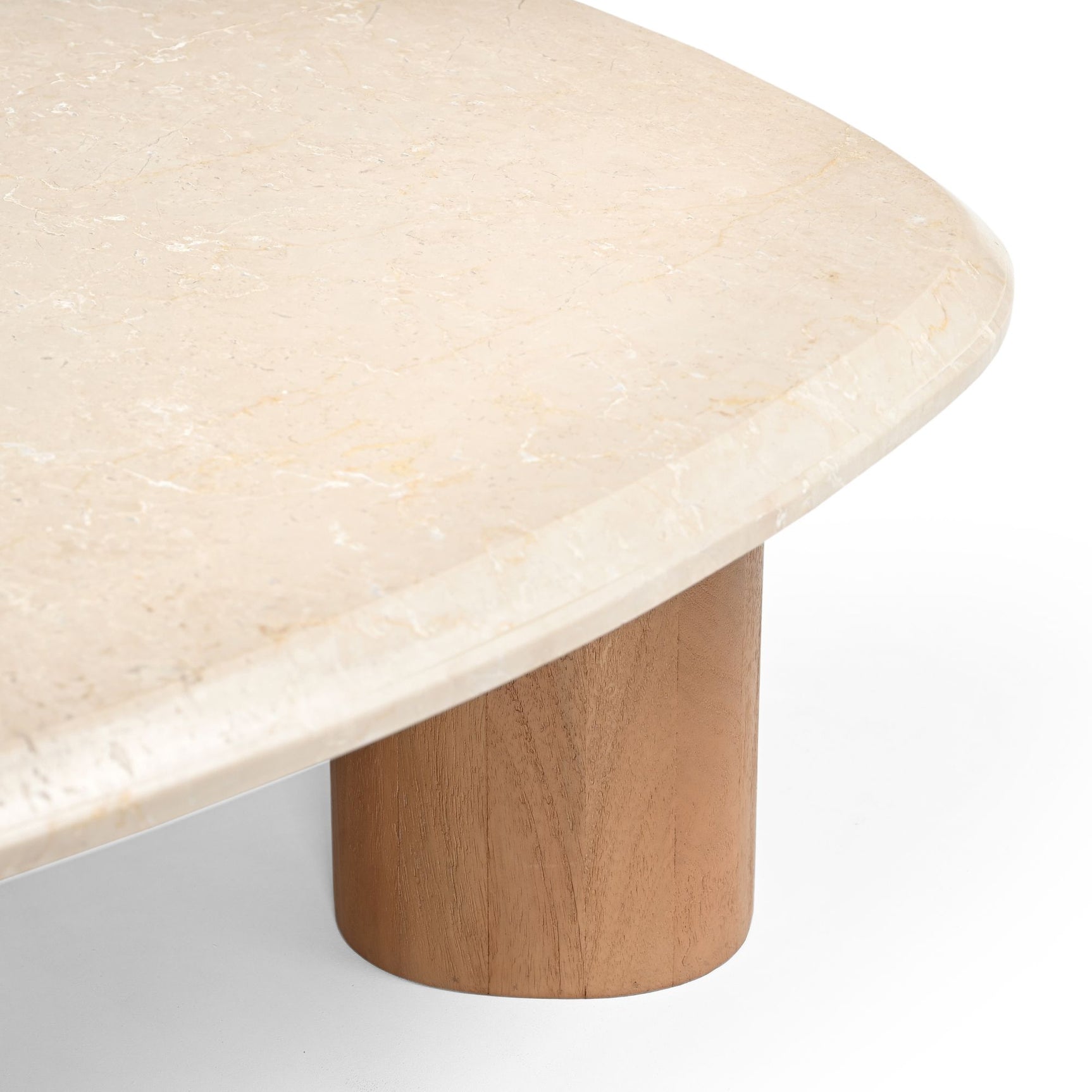 Detail: rond marmeren tafelblad op houten poot