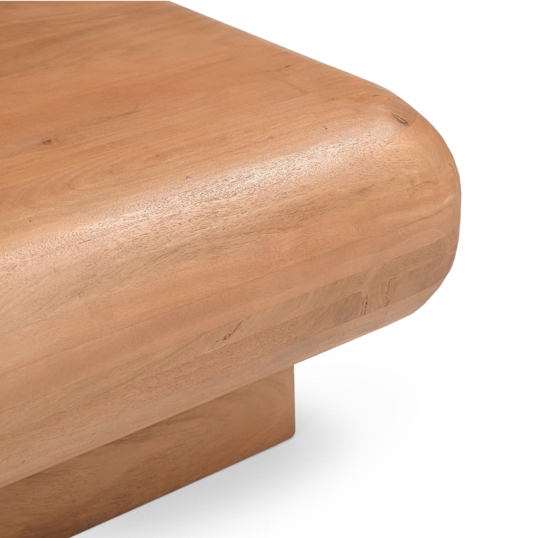Houten salontafelblad met afgeronde rand en zichtbare houtnerf, close-up hoek