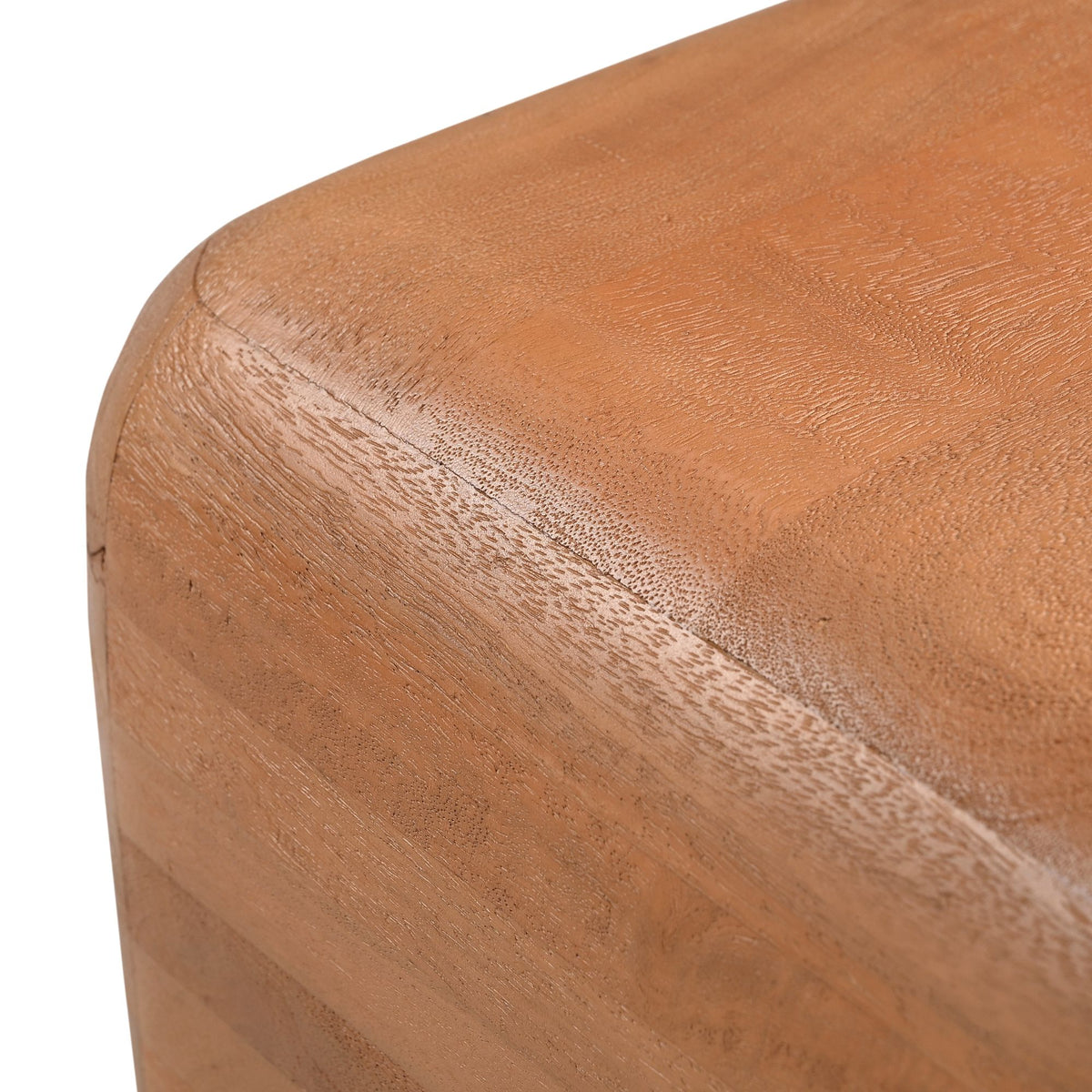 Detail van lichtbruin houten bijzettafel met zichtbare nerf en afwerkingsstructuur.