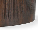 Bijzettafel: close-up van donkerbruine houten poot met verticale ribbels