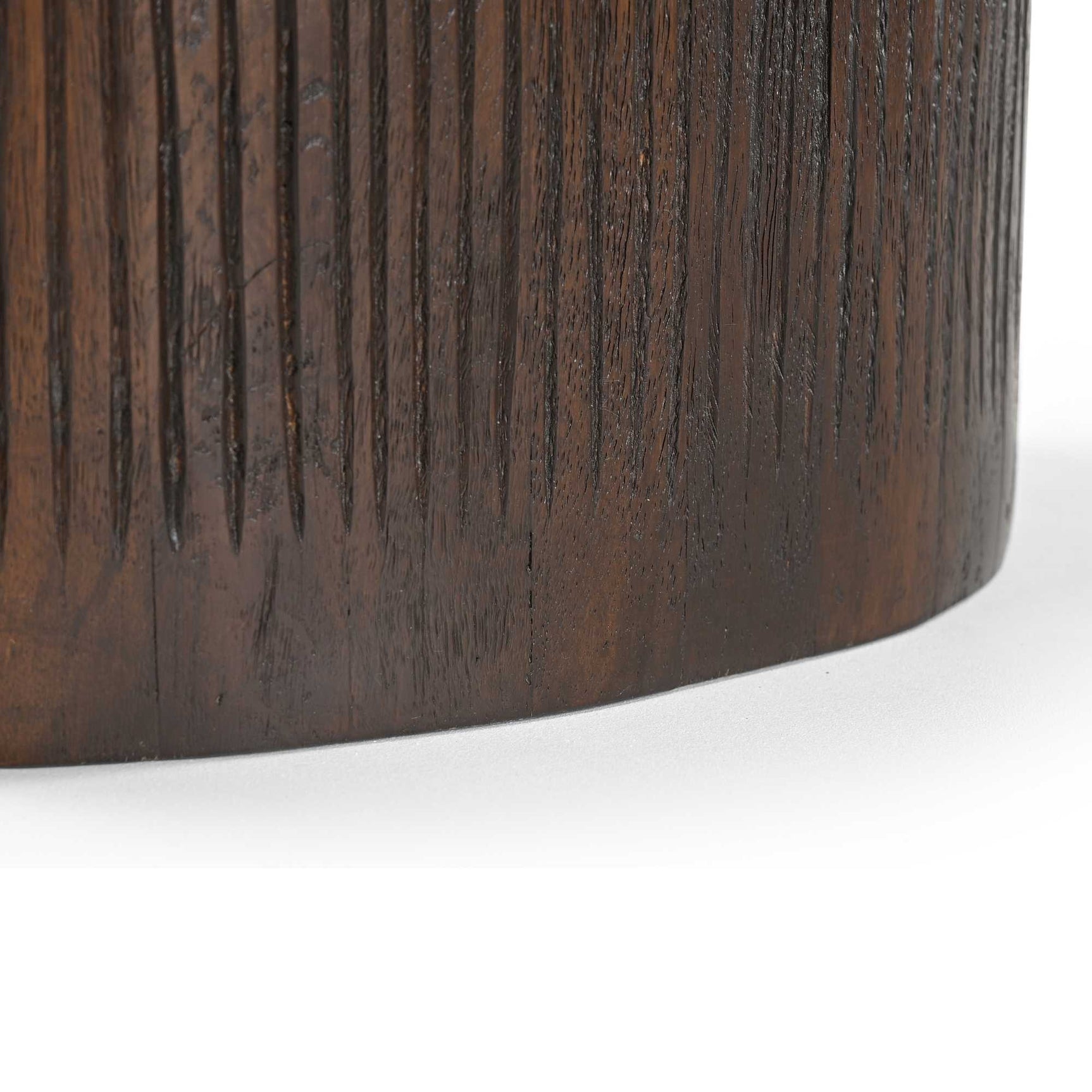 Bijzettafel: close-up van donkerbruine houten poot met verticale ribbels