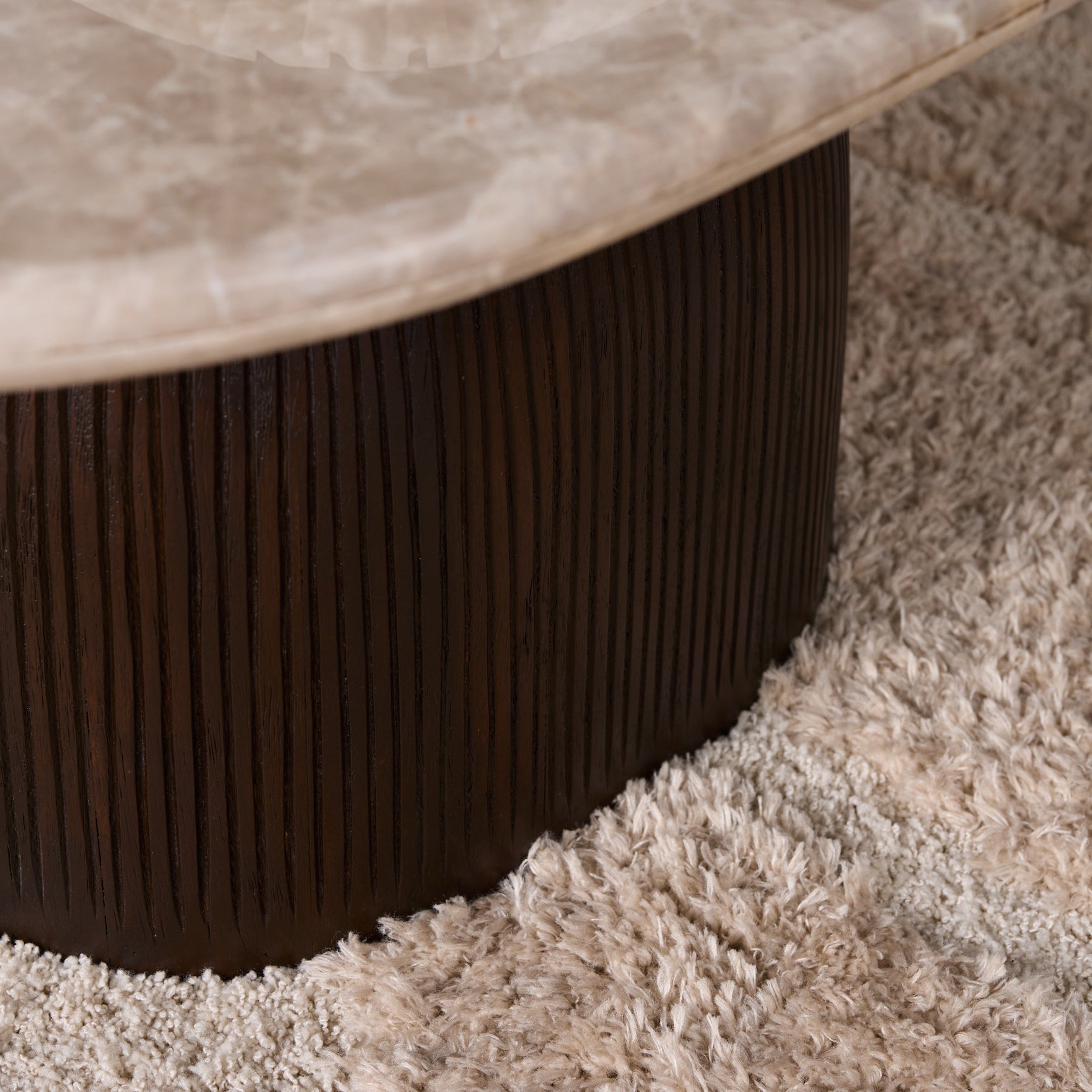 Donker geribbelde houten onderstel van ronde salontafel, cilinderpoot