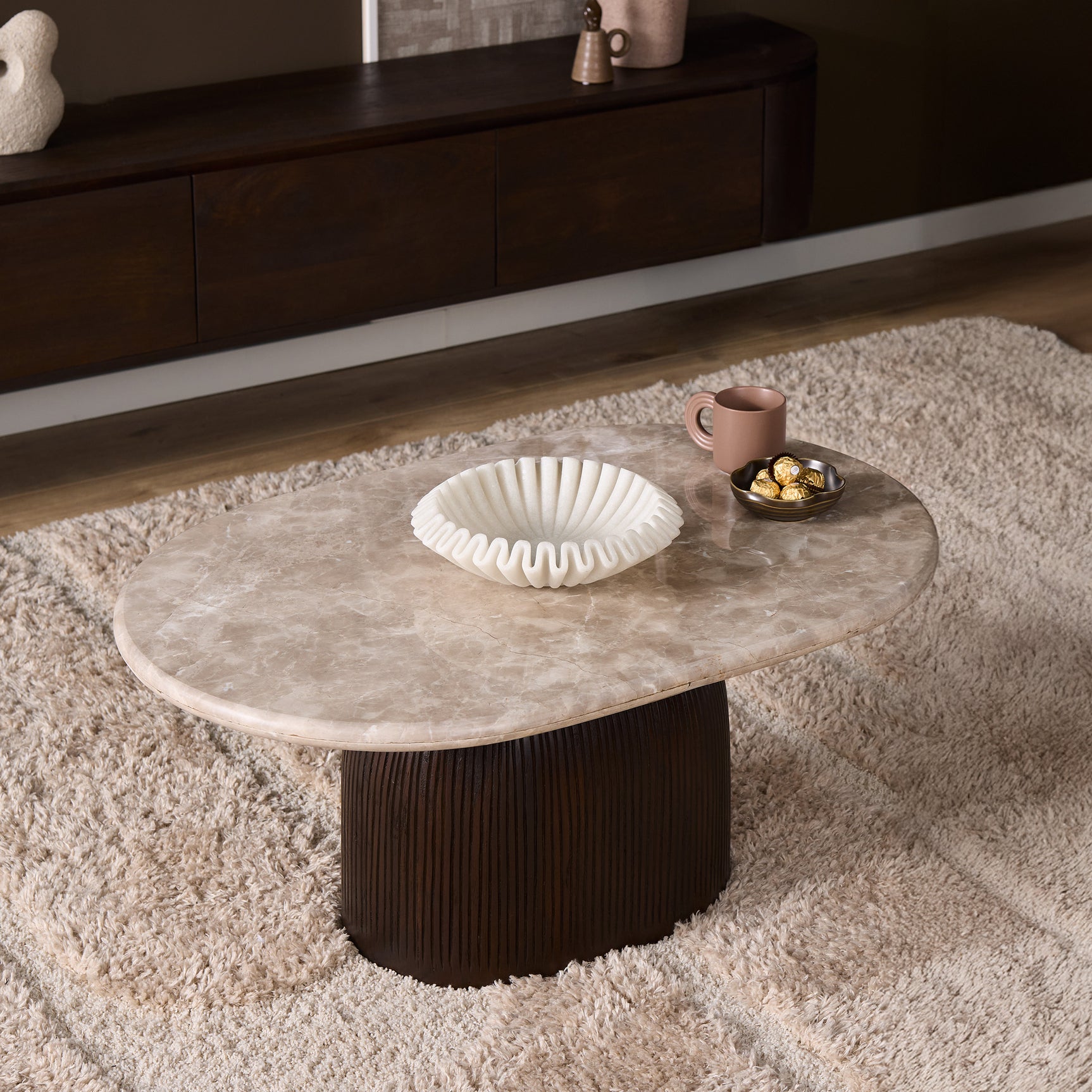 Ronde salontafel met licht marmeren blad en donker geribbelde poot