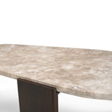 Salontafel, close-up van licht marmeren blad met donkere houten poot
