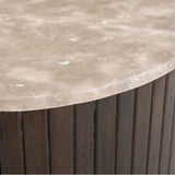 Salontafel close-up: marmerlook blad met rand en donkerhouten verticale ribben