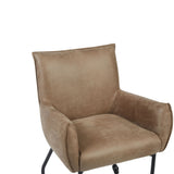 Beige-amandel eetkamerstoel met hoge rug, armleuningen, zachte zitting en zwarte wieltjes.