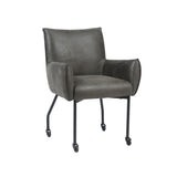 Eetkamerstoel met donkergrijze bekleding, fauteuilvorm en zwarte wieltjes