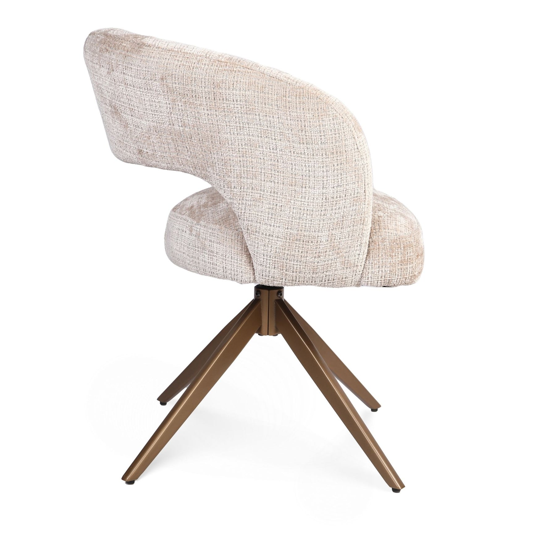 Beige eetkamerstoel met hoge rug, armleuning en bronzen kruisframe met vierslanke poten