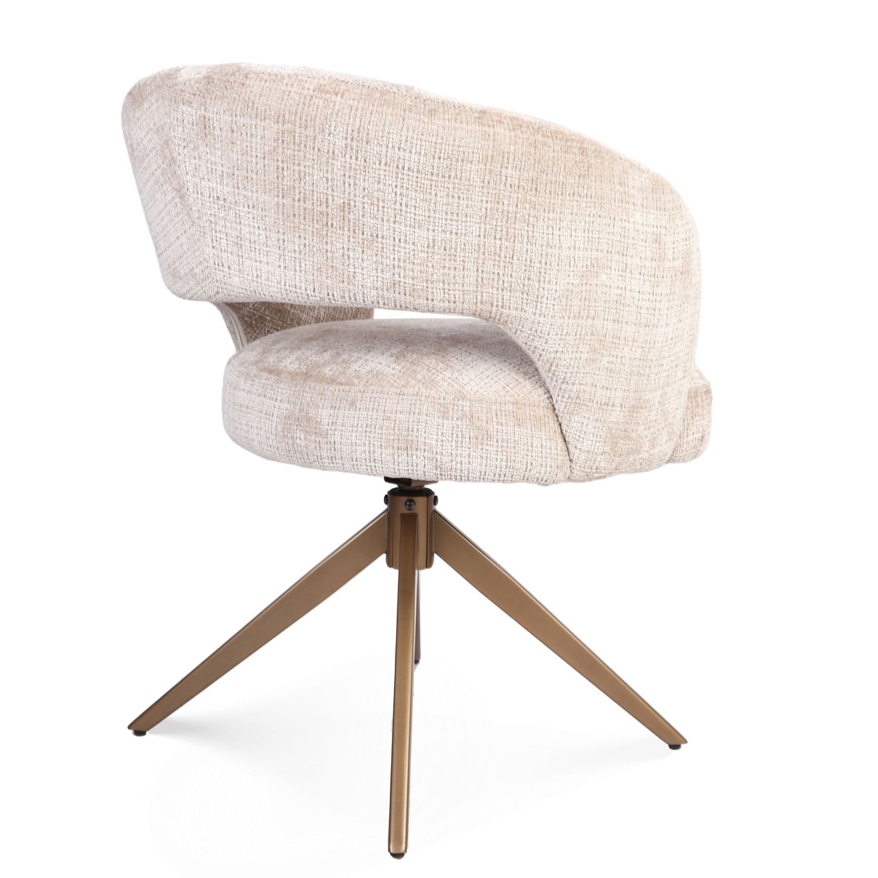 Beige gestoffeerde stoel met armleuning en lage zitting, bronzen poten met kruisframe