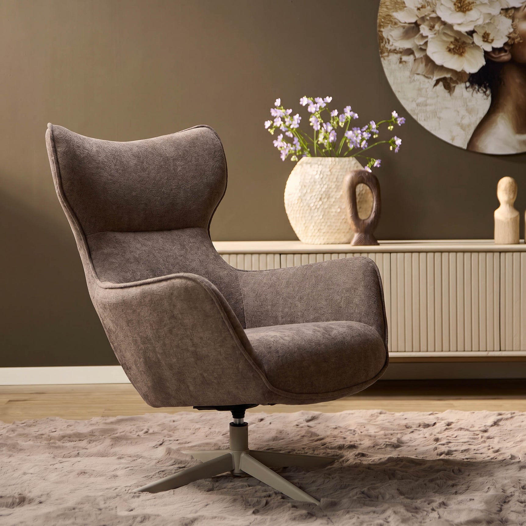 Bruine fauteuil met hoge rug, brede zitting en draaivoet met kruisbasis