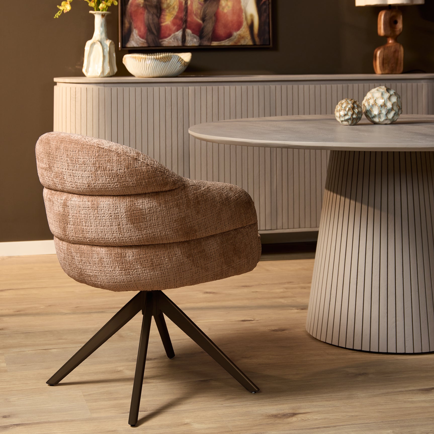 Eetkamerstoel Bella met armleuning, kaneelkleurige bekleding, bronzen kruispoten