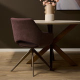 Eetkamerstoel met mauve stoffering en lage rug, op metalen poten met sterbasis.