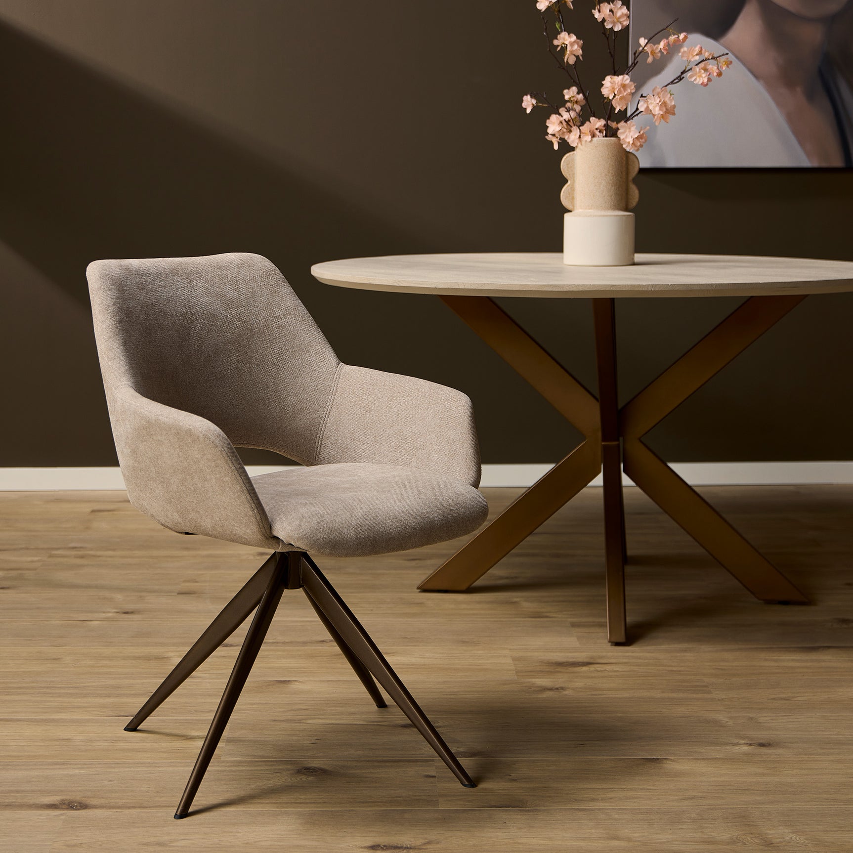 Beige eetkamerstoel met ronde rug, brede armleuningen en houten poten in stervorm