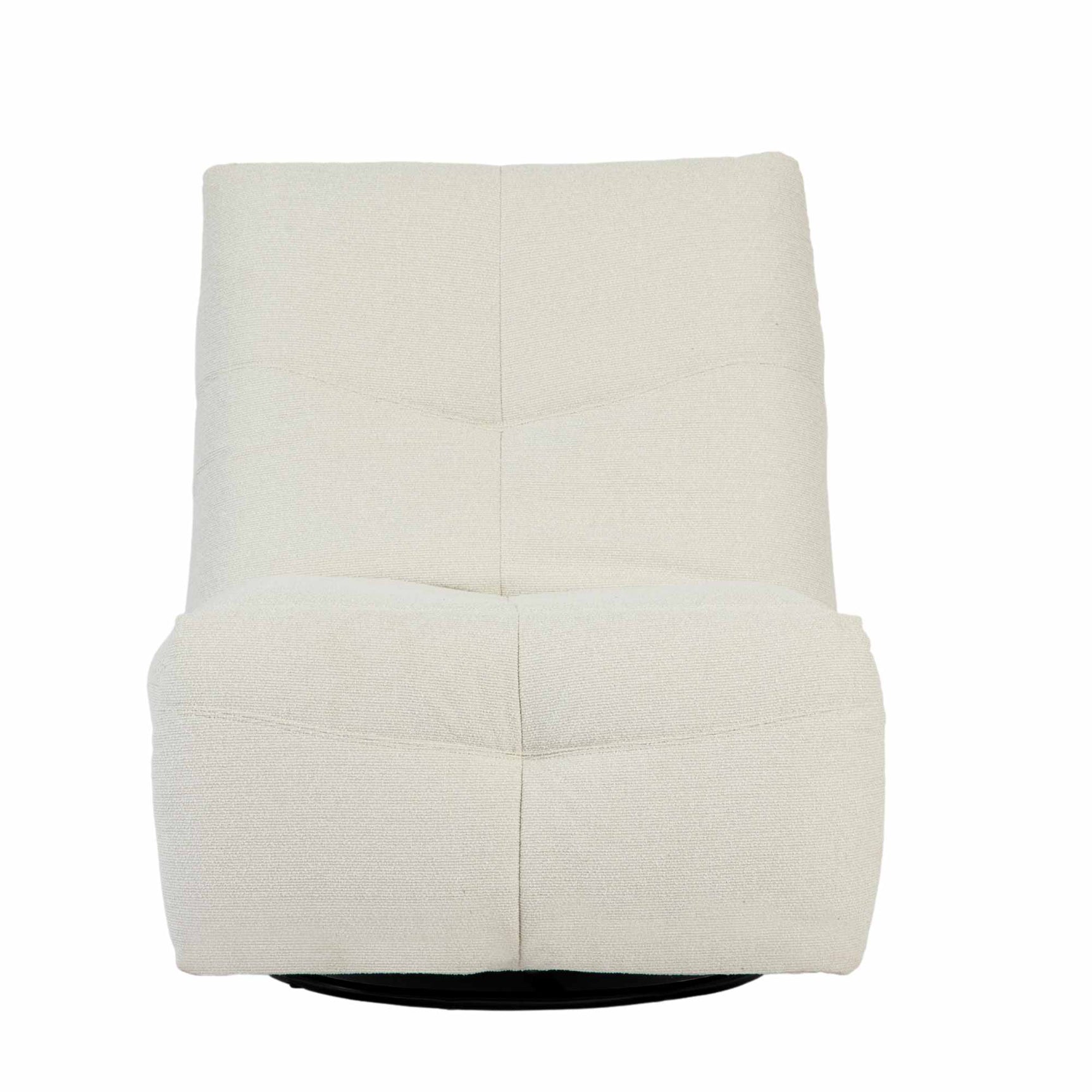 Relaxfauteuil met hoge rug en gevoerde zitting, licht beige bekleding.