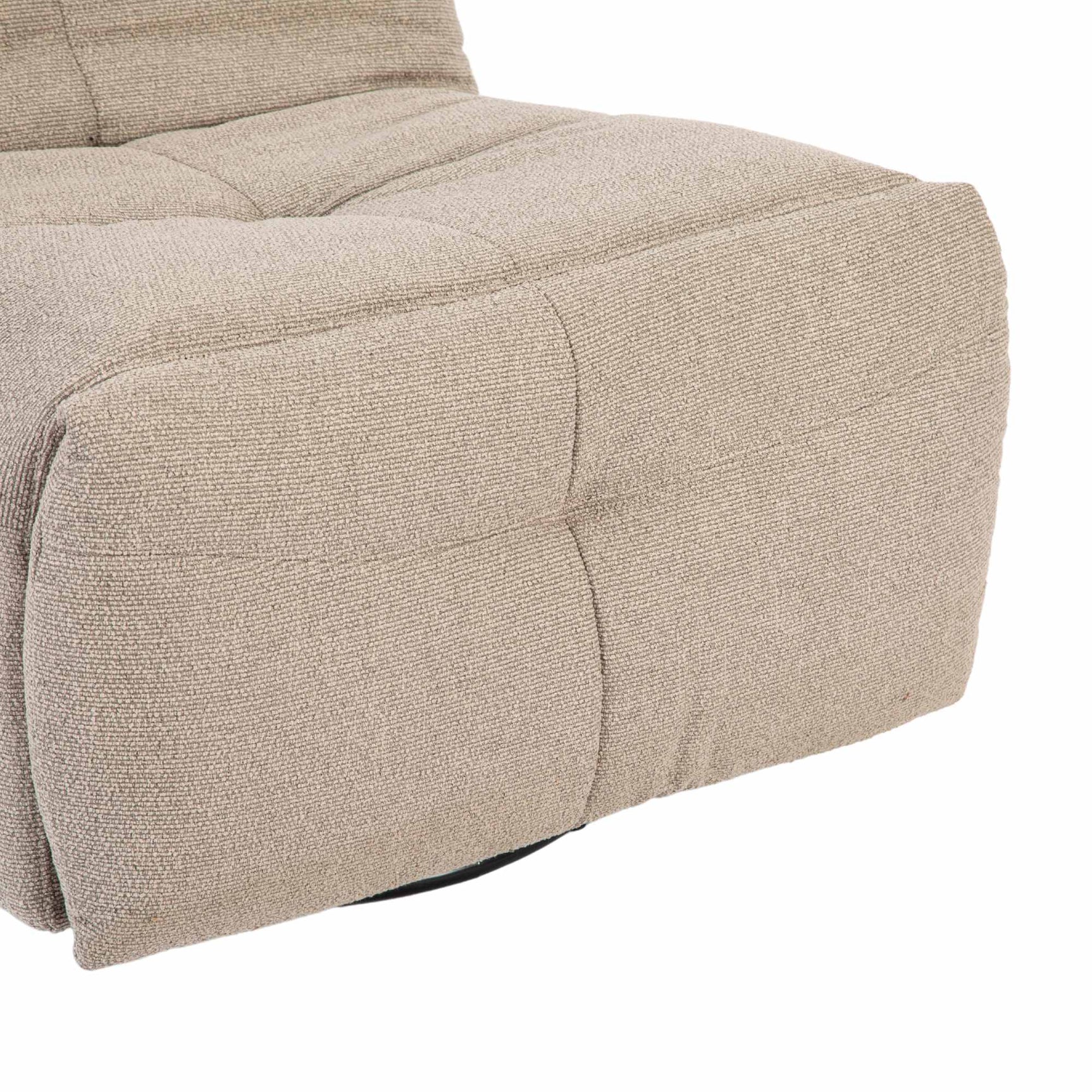 Taupe relaxfauteuil met stoffen bekleding, afgeronde armleuningen en gestikte naden