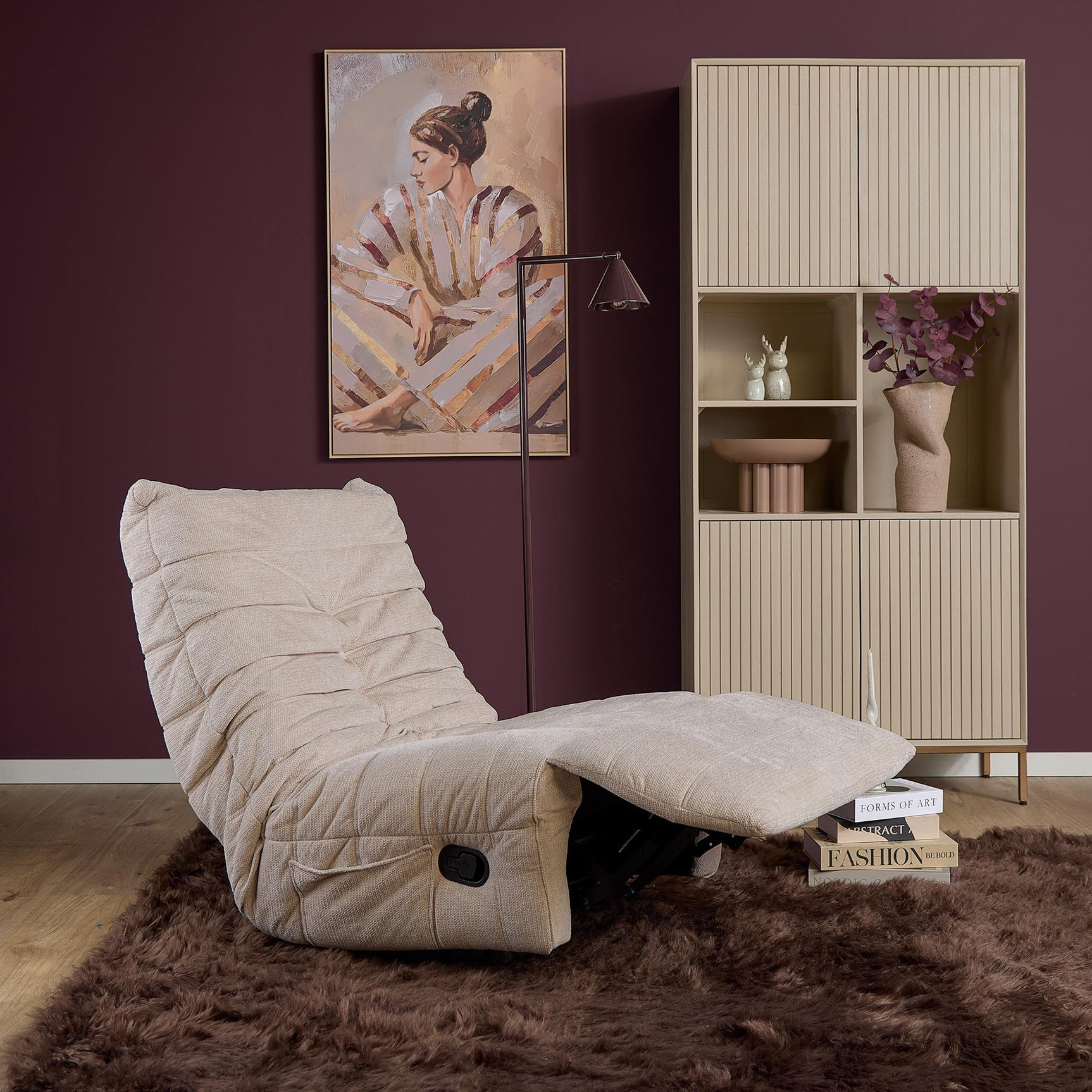 Beige relaxfauteuil met voetensteun en opklapbare rug, zwarte bedieningsknop