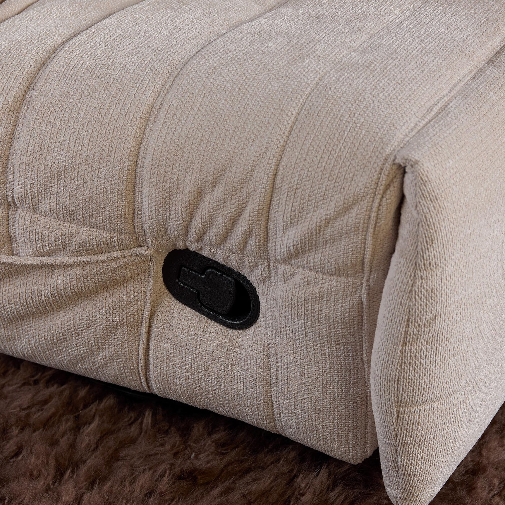 Relaxfauteuil Zen beige zitkussen met zwarte bedieningsknop en ronde arm