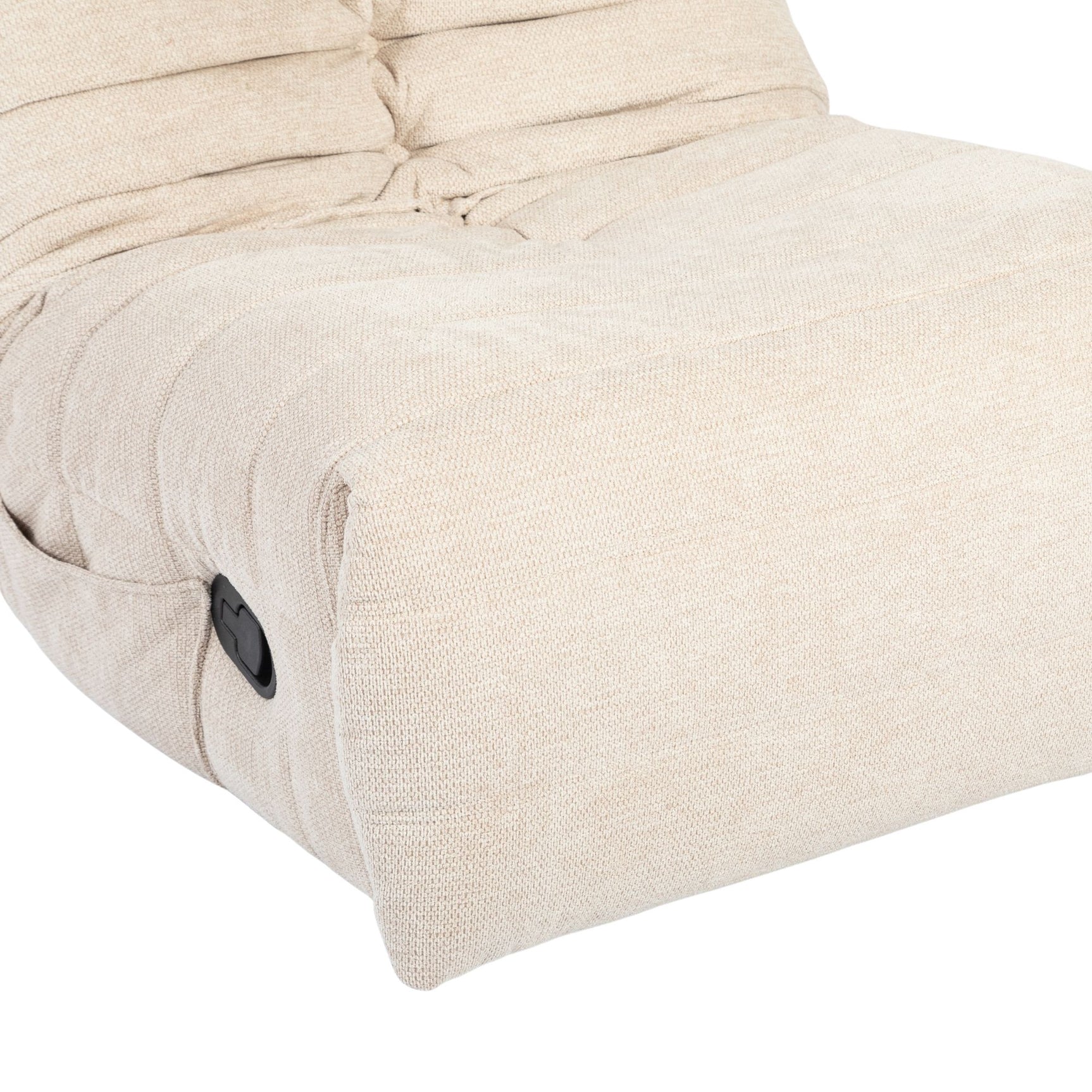 Beige relaxfauteuil met gestoffeerde arm en zwarte bedieningsknop aan de zijkant