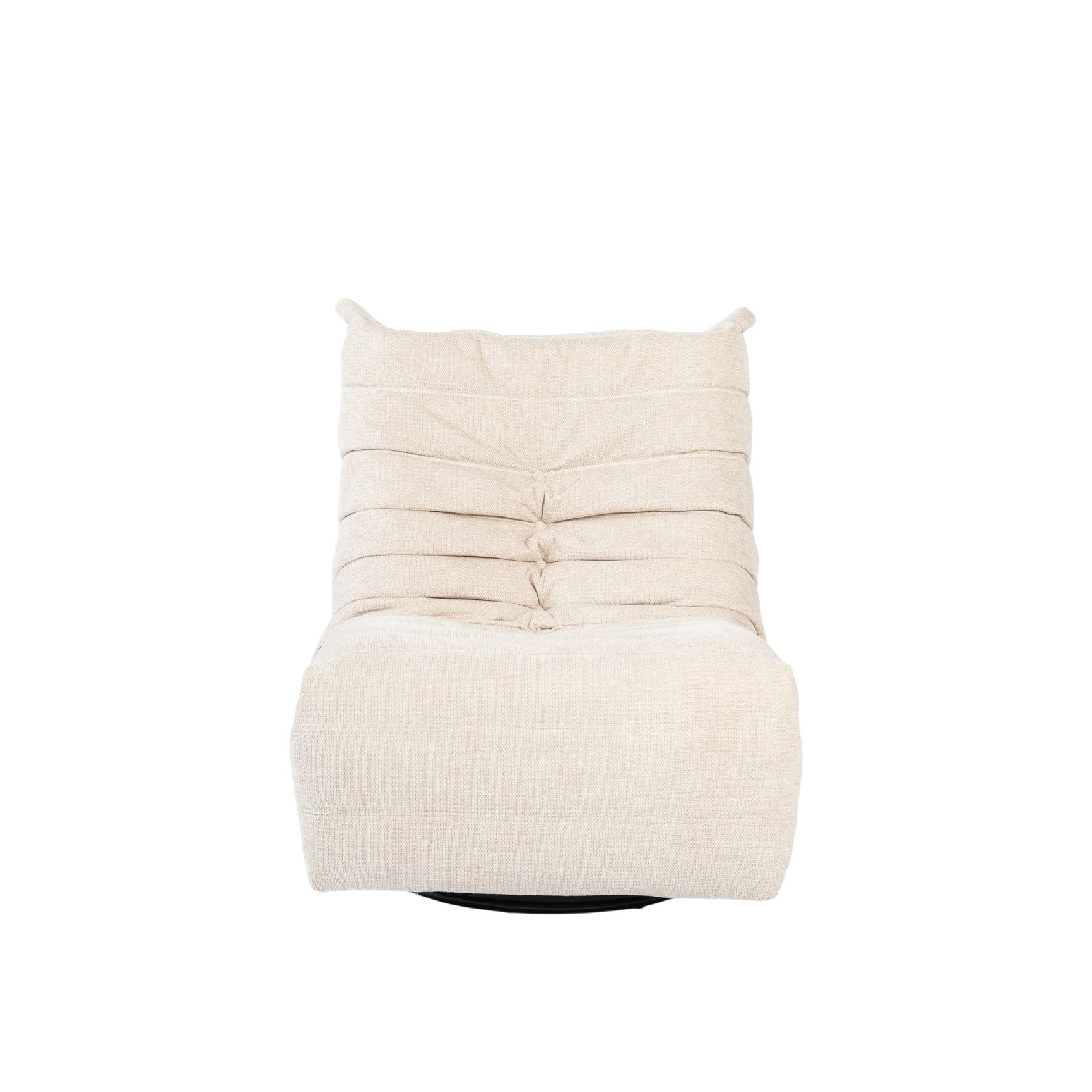 Beige relaxfauteuil frontaanzicht met hoge rug en afgeronde zijkanten