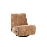kaneelkleurige relaxfauteuil met knopdetail aan de zijkant en ronde voetbasis