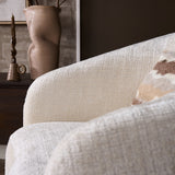 Fauteuil Yara in gebroken wit, detail van armleuning en kussen op de zitting