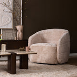 Beige fauteuil met hoge rug en afgeronde zijkant, gestoffeerd textiel